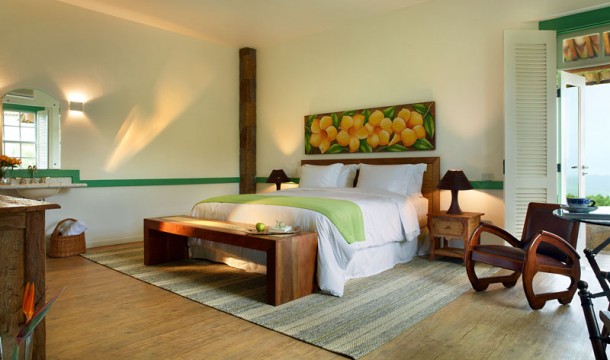 Cama preparada com um dos lençóis do menu exclusivo em parceria com a Trussardi