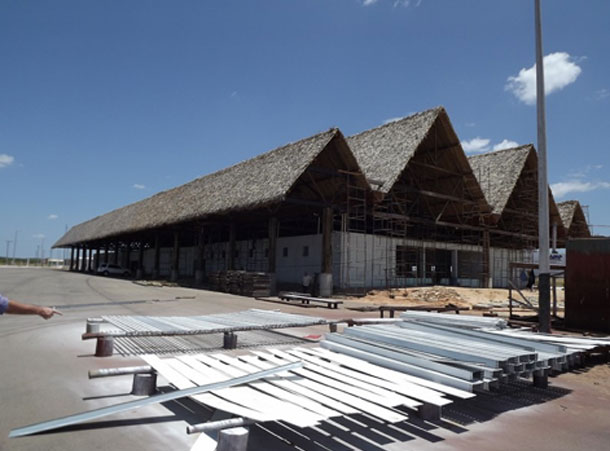 O terminal de passageiros de Aracati tem cobertura de palha de coqueiro, permitindo que o ambiente se mantenha fresco, mesmo no verão. (Foto: Divulgação)