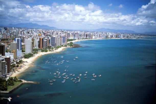 A Praia de Iracema é localizada no centro da orla de Fortaleza e é famosa por retratar a boemia da cidade.