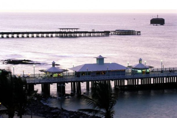 A ponte dos ingleses é um píer metálico que se estende 20 metros por sobre o mar.