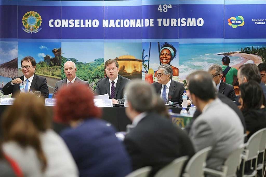 Ministro Marx Beltrão entrega minuta de nova Lei Geral do Turismo para representantes do setor. (Foto: Roberto Castro)