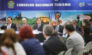 Ministro Marx Beltrão entrega minuta de nova Lei Geral do Turismo para representantes do setor. (Foto: Roberto Castro)