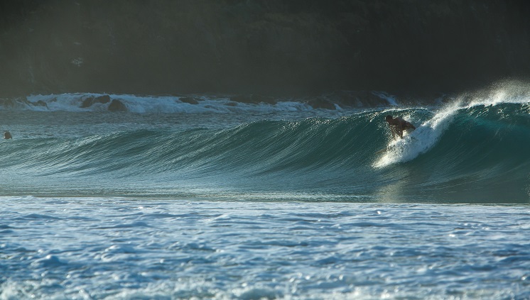 Surfista em Fernando de Noronha. Crédito: divulgação Embratur