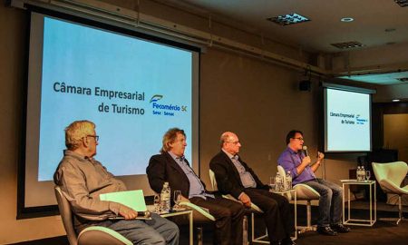 João Eduardo Amaral Moritz, presidente da Câmara Empresarial de Turismo da Fecomércio-SC; Bruno Breithaupt, presidente da Fecomércio; Leonel Pavan, secretário de Turismo, Cultura e Esporte de SC; e Vinicius Lummertz, presidente da Embratur