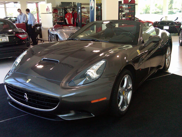 Novíssima Ferrari Califórnia 2010, disponível para locação com a Mobility
