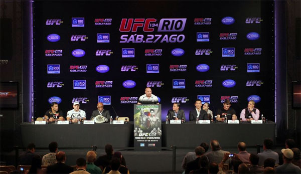 Lutadores respondem às perguntas dos jornalistas brasileiros no Rio de Janeiro (Foto: Márcio Rodrigues/UFC)