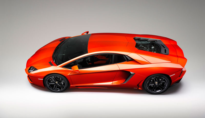 O lançamento de 2011 da Lamborghini, o Aventador LP 700-4, está disponível para locação na Mobility