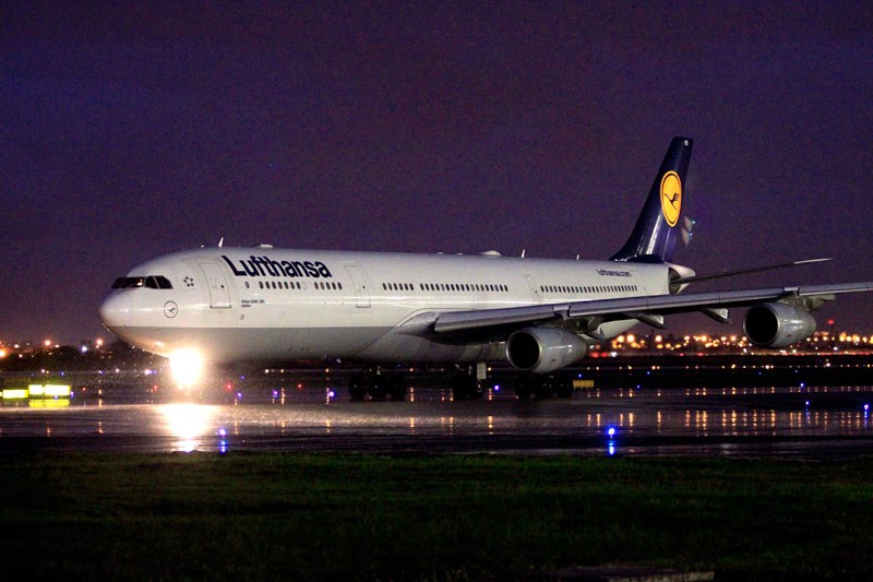 Airbus A340/300 da Lufthansa, de prefixo AIFD, após pousar no Galeão no voo inaugural da rota Rio-Frankfurt (Foto: Divulgação)