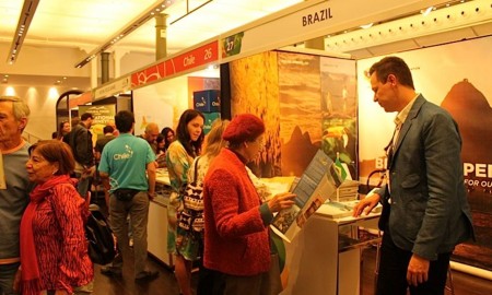 No estande da Embratur, australianos buscam informações sobre a Olimpíada e outros destinos do Brasil – Foto: Embratur/Divulgação