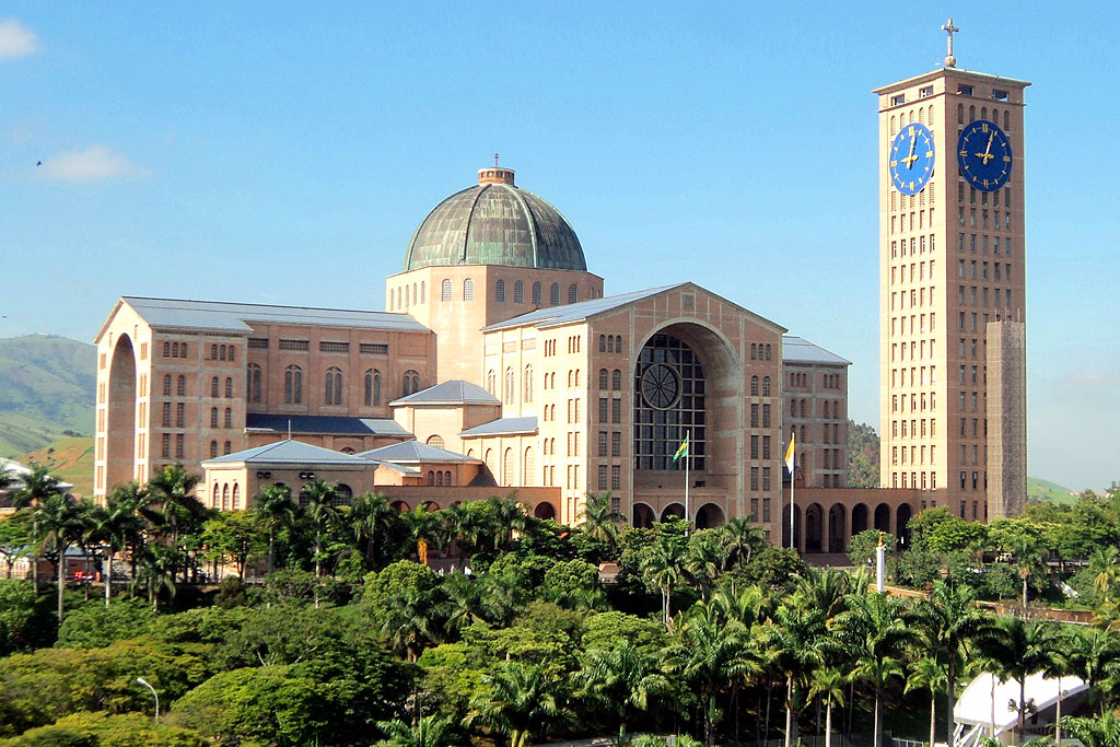 Programação religiosa atrai turistas a Aparecida